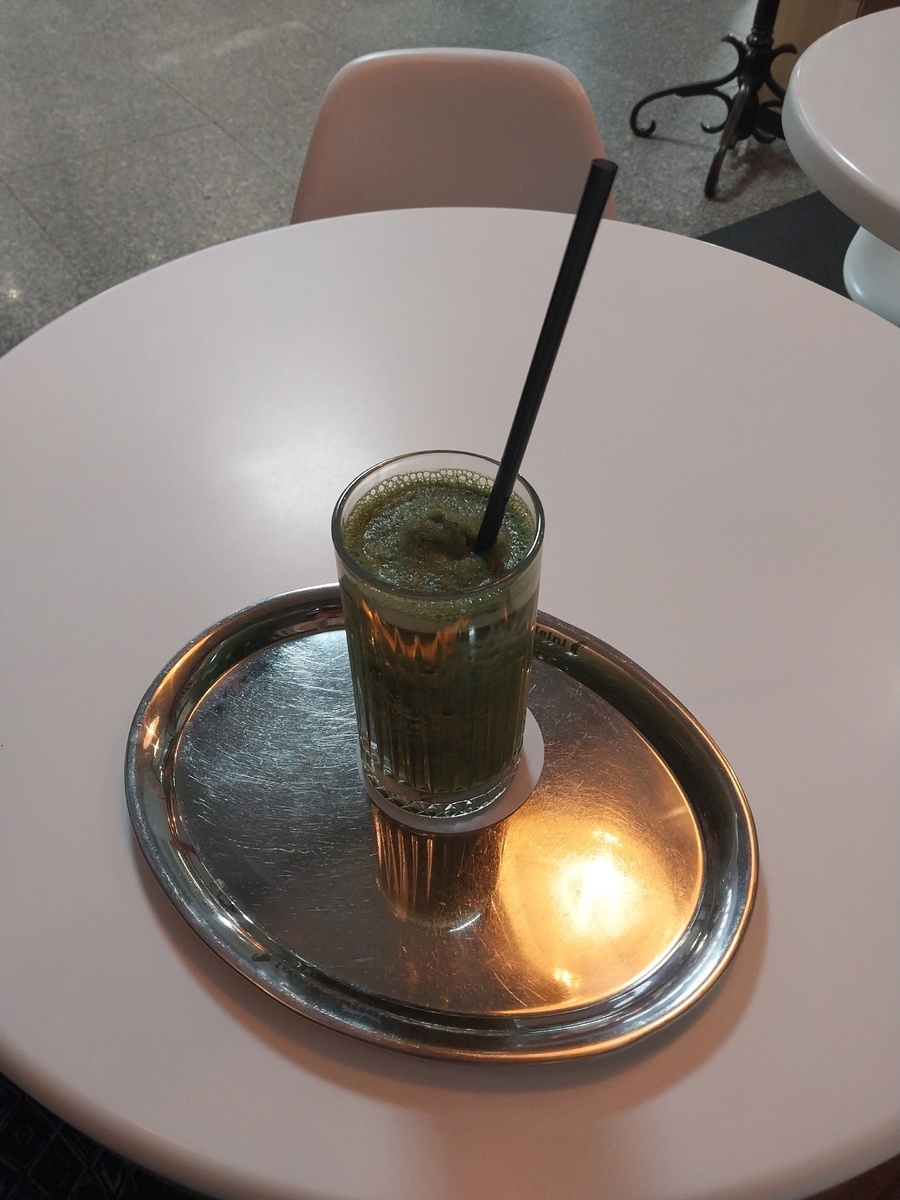 Лампа в ТЦ отражается в подносике как закатное солнце...