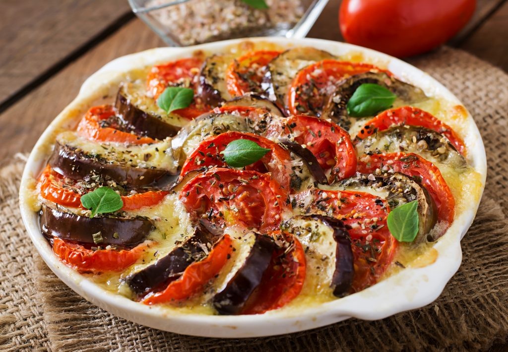    Prepared gratin dish raw eggplant with mozzarella and tomatoes Журналист