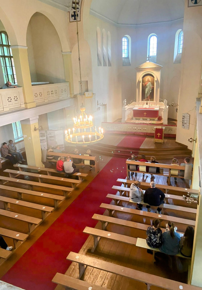 Самое лучшее звучание органа – в центре кирхи. Нам посоветовали занять места в первом ряду