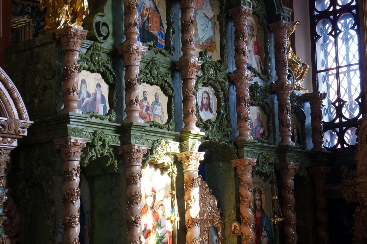 иконостас из гранита с вставками из офикальцита