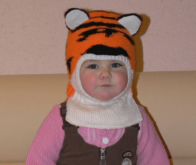 Шапочка-шлем может быть оформлена в виде забавной мордочки зверька