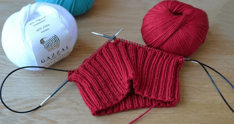 Спицами шапка-чулок вяжется по кругу