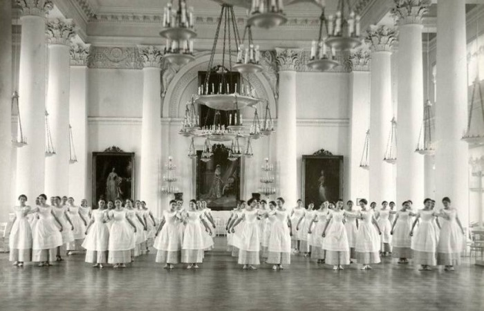 Смольный институт - первое учебное женское заведение. 