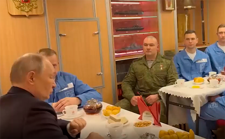    Владимир Путин на встрече с подводниками АПЛ "Архангельск". В первом ряду Михаил Гудков. Скриншот с видео kremlin.ru
