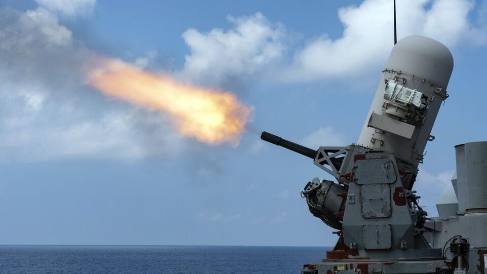    Крейсер США во время учений с боевой стрельбой. US Navy / www.globallookpress.com