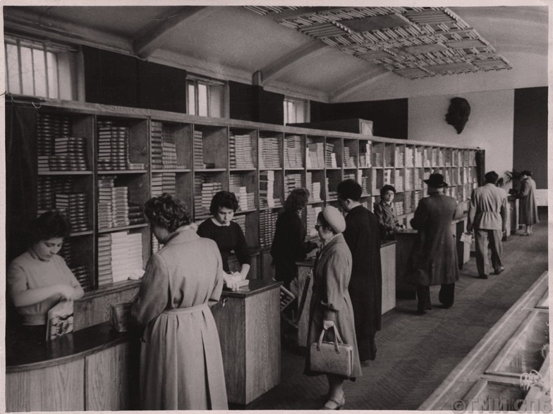 В книжном магазине подписных изданий № 7 на Литейном проспекте 1957 год 