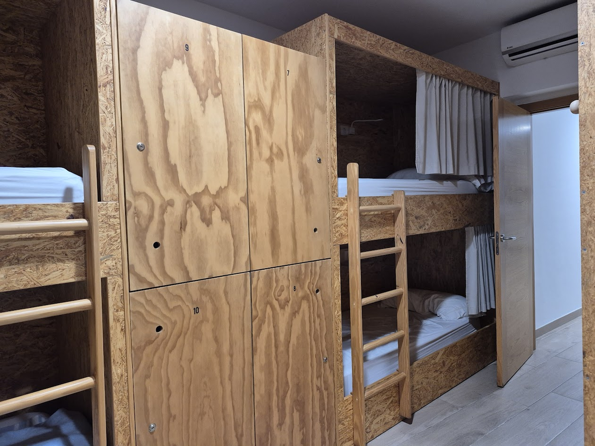 Справа наши кровати. 28 евро с человека