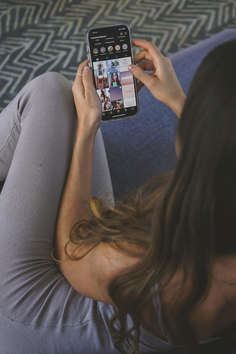 Photo by Los Muertos Crew: https://www.pexels.com/photo/a-woman-using-her-mobile-phone-8391346/