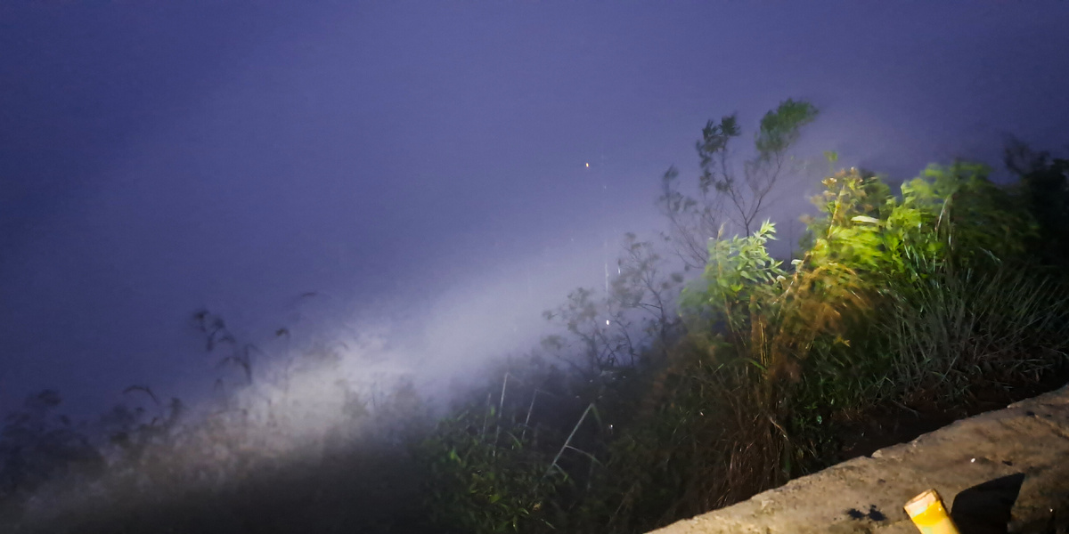 Фото с места стоянки , свет от фонарика других туристов.