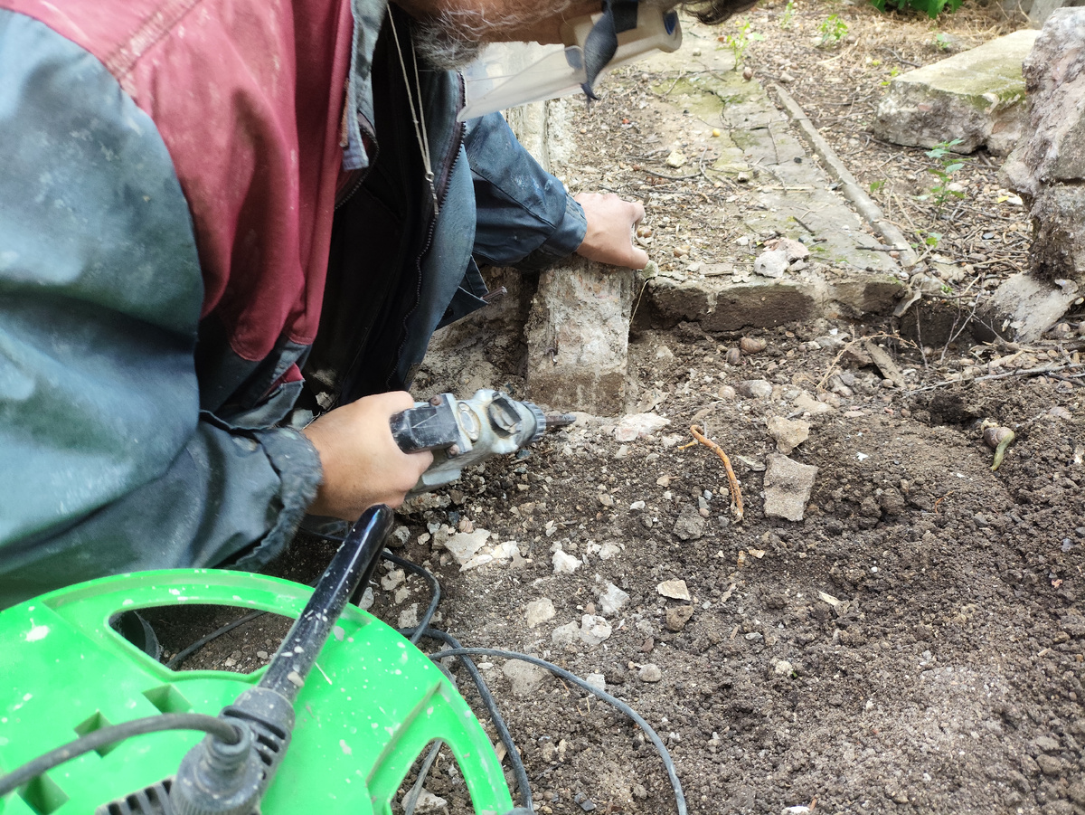 Перфоратор вообще не справился. Крепкий столбик....