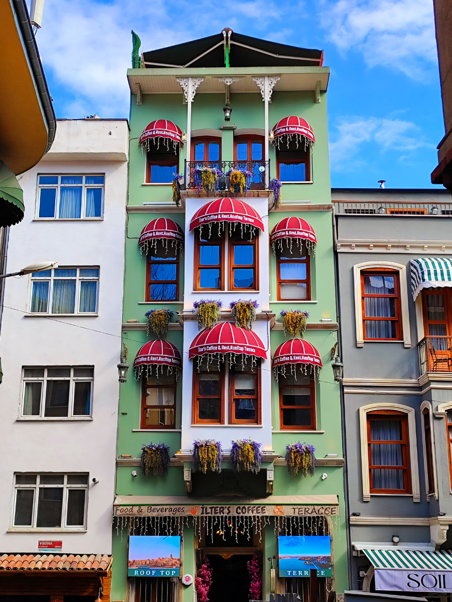 Балконы в Стамбуле временами сказочные. Ссылка на описание первой половины дня в конце статьи 