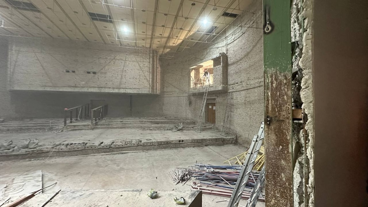    Югорские строители разбирают концертный зал в Макеевке