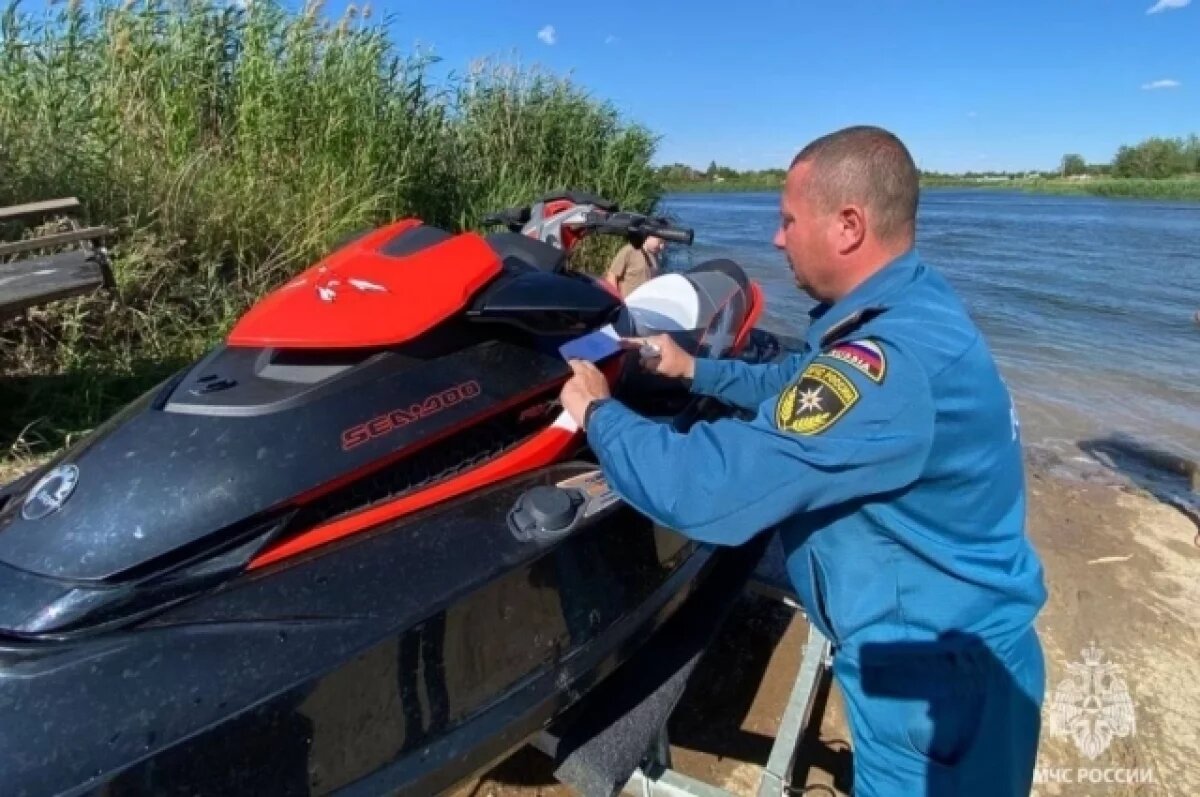    Спасатели Волгограда выловили гидроцикл без номеров и увезли на спецстоянку