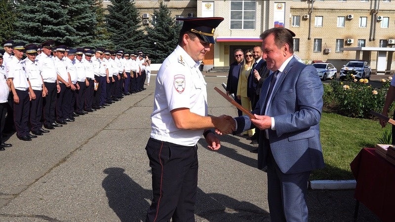    Иван Ульянченко наградил автоинспекторов благодарственными письмами Фото: Александр Скрыпник / / ИА «Победа26»