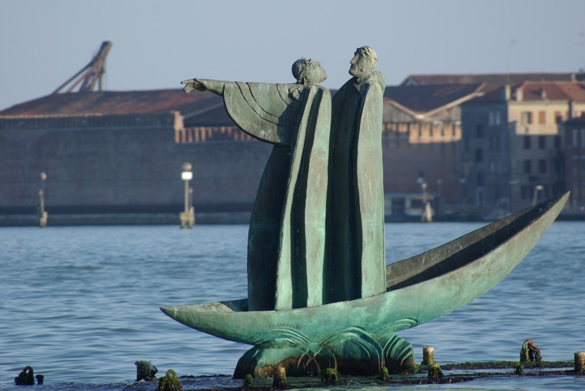 по дороге на венецианское кладбище Сан-Микеле стоят фигуры Харона и Данте, вылепленные российским и советским Георгием Франгуляном