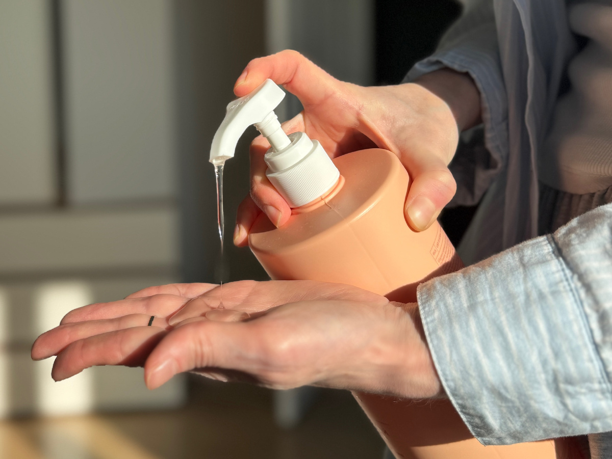 Шампунь прозрачный, перламутровые часто плохо промывают мою кожу головы 