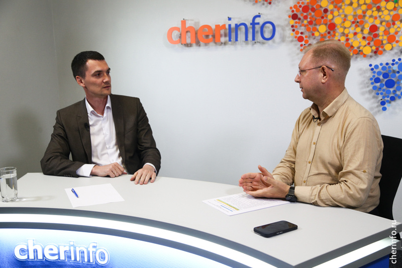    Сейчас на территории укладывают плитку на дорожках, готовят свайные основания под смотровые площадки.