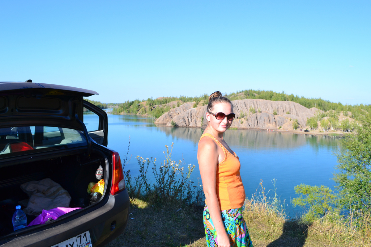 Тут мне лет 20, но я все равно считала себя толстой. Плоского живота никогда не было, но в целом телосложение было по моим сегодняшним вкусам просто идеально. Но я все равно всегда была собой недовольна! Звезды и журналы 2000х вбили нам в голову, что плоское тело - это красиво. Сейчас я так не считаю, но отголоских установок тех лет до сих пор где-то в голове.