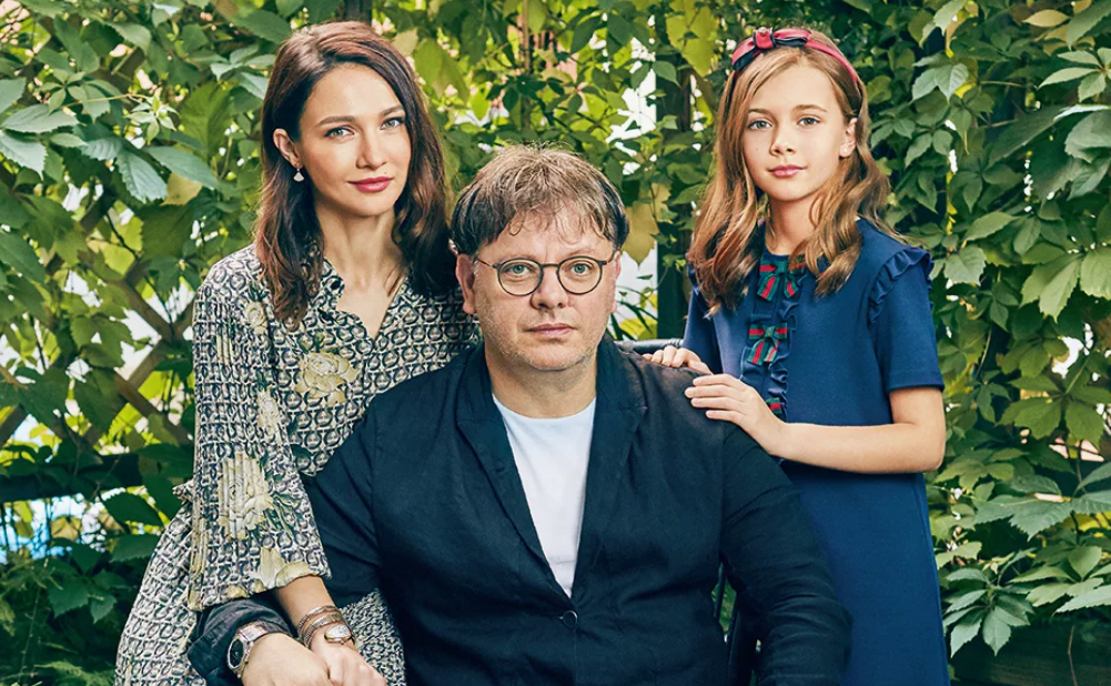 на фото Валерий Тодоровский и Евгения Брик с дочерью 