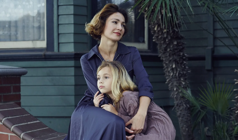 на фото Евгения Брик с дочерью 