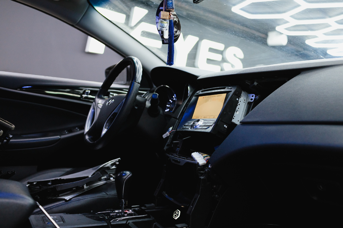 Источник фото: https://custom-heroes.ru/raboty/vid-uslugi/avtozvuk/obnovlenie-multimedia-hyundai-sonata-ustanovka-teyes-cc3-9/