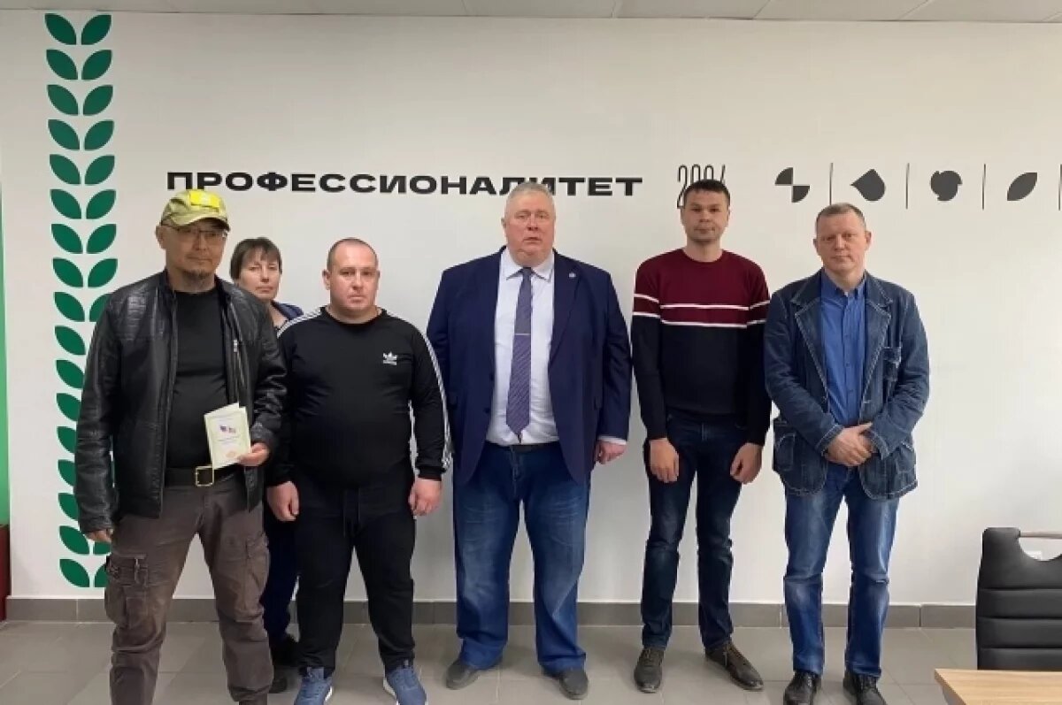    Денис Гуров (третий слева) и другие с директором сельхозколледжа на вручении сертификатов.