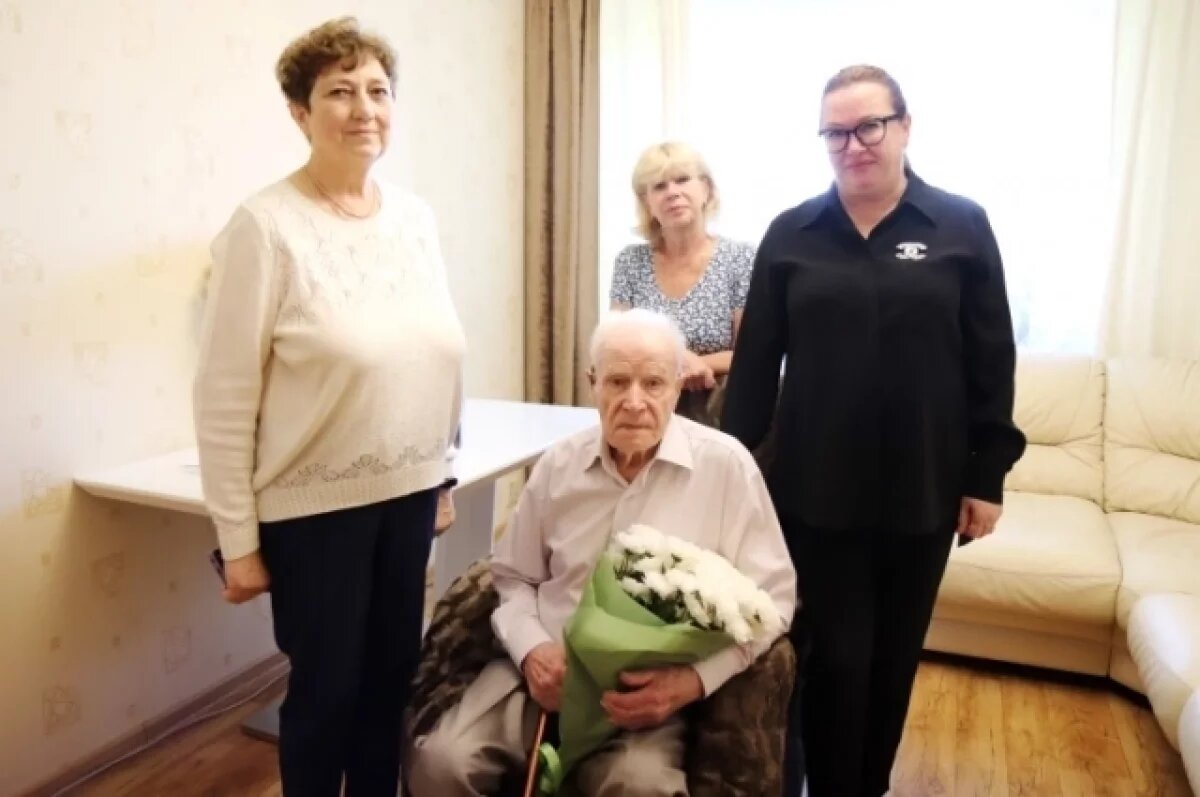    В Иванове ветеран войны Владимир Коробочкин отмечает вековой юбилей