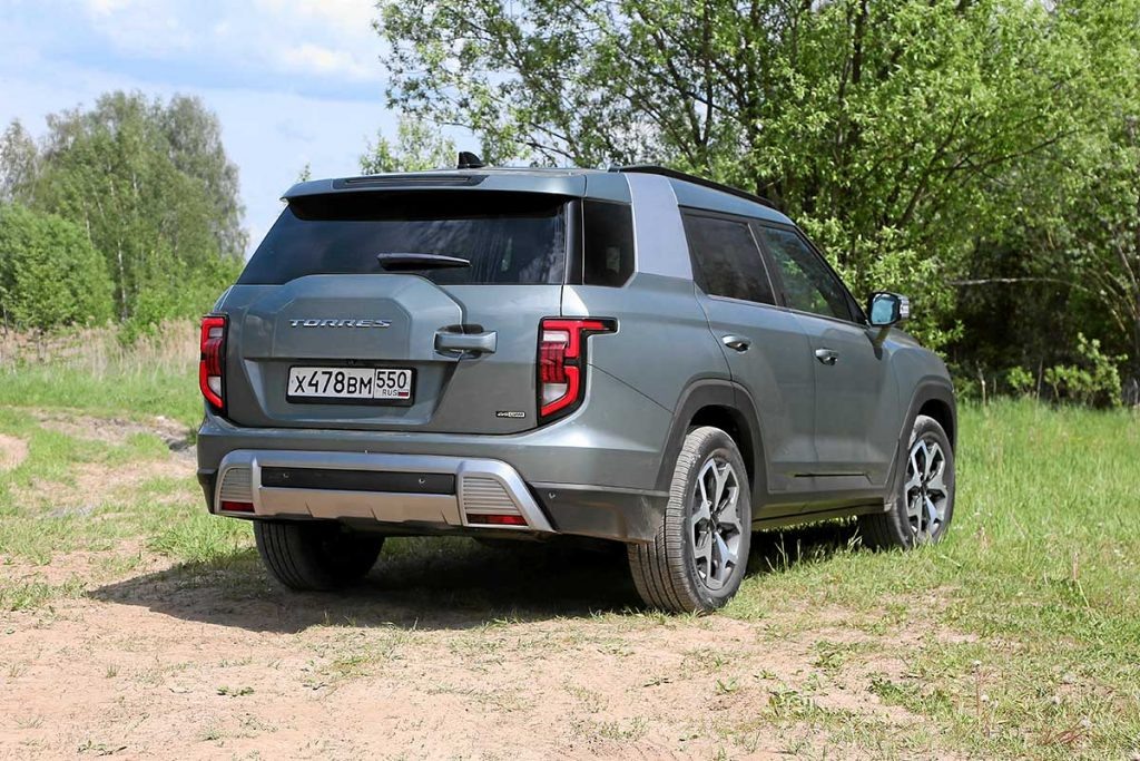 Псевдокожух запасного колеса и расположенная справа ручка — дизайнеры постарались, чтобы кроссовер был похож на серьезный внедорожник.