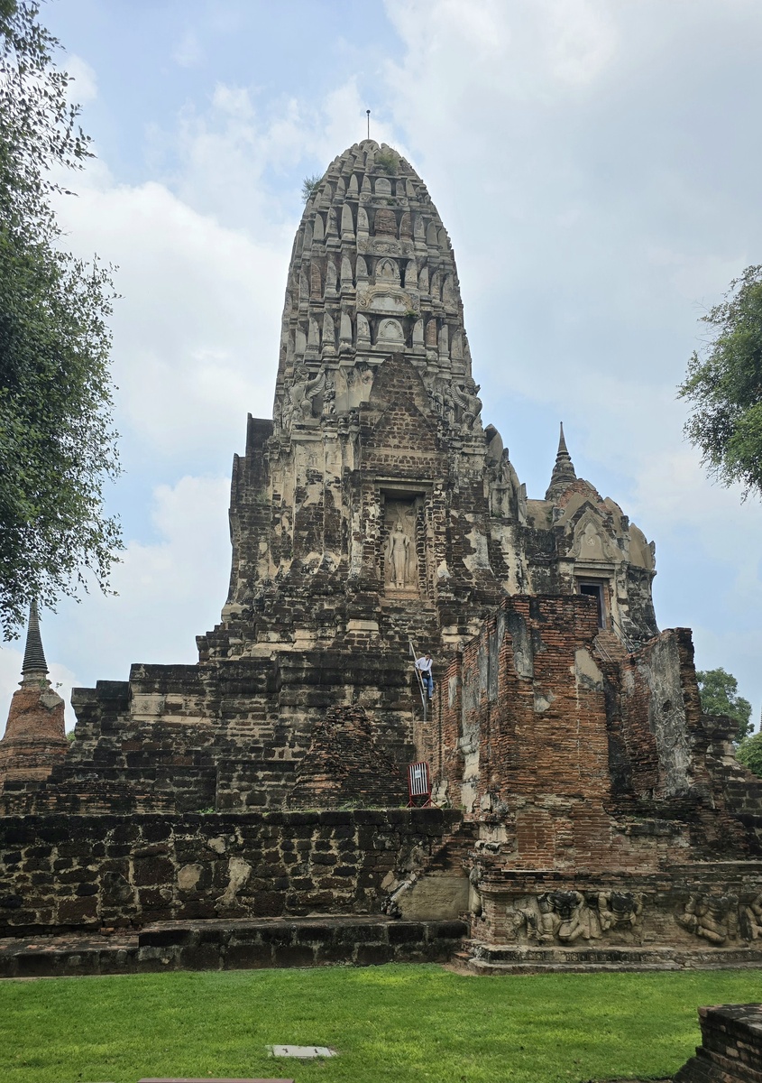 Знаменитый пранг. Если долго всматриваться, то можно увидеть гаруд, а вот нагов с этого ракурса не видно