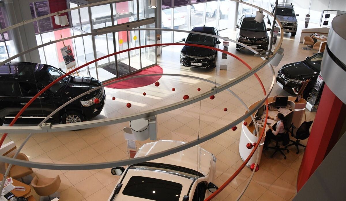     Автомобили в автосалоне. Источник: © РИА Новости Автор фото: Евгений Епанчинцев