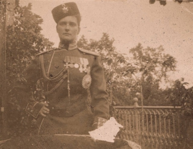 Императрица Александра Федоровна на балконе Фермерского дворца в Петергофе летом 1896 года. Первое фото.