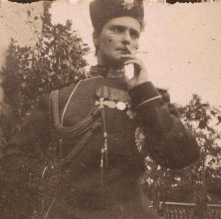 Императрица Александра Федоровна на балконе Фермерского дворца в Петергофе летом 1896 года. Второе фото.