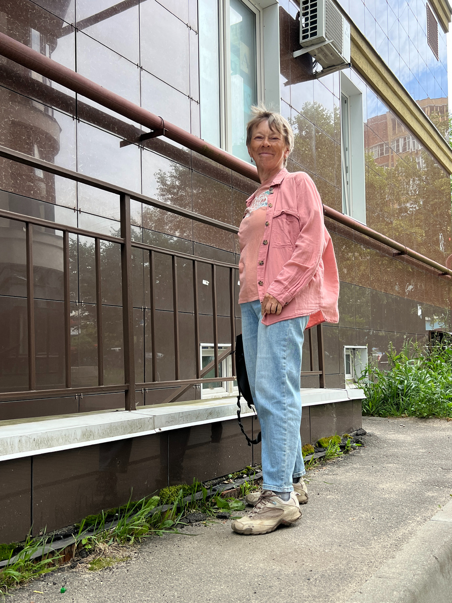 Не в театре, но в джинсах и кроссовках. Ваш автор