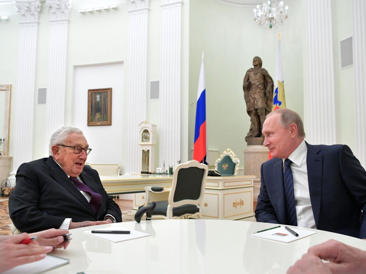    Бывший госсекретарь США Генри Киссинджер и президент РФ Владимир Путин во время встречи в Кремле. 29 июня 2017© РИА Новости / Алексей Дружинин