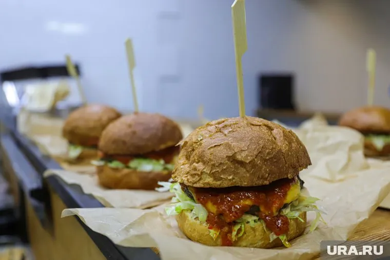 В думе ХМАО разразилась дискуссия о вреде фастфуда и сладких компотов в школьных столовых
Фото: Размик Закарян © URA.RU