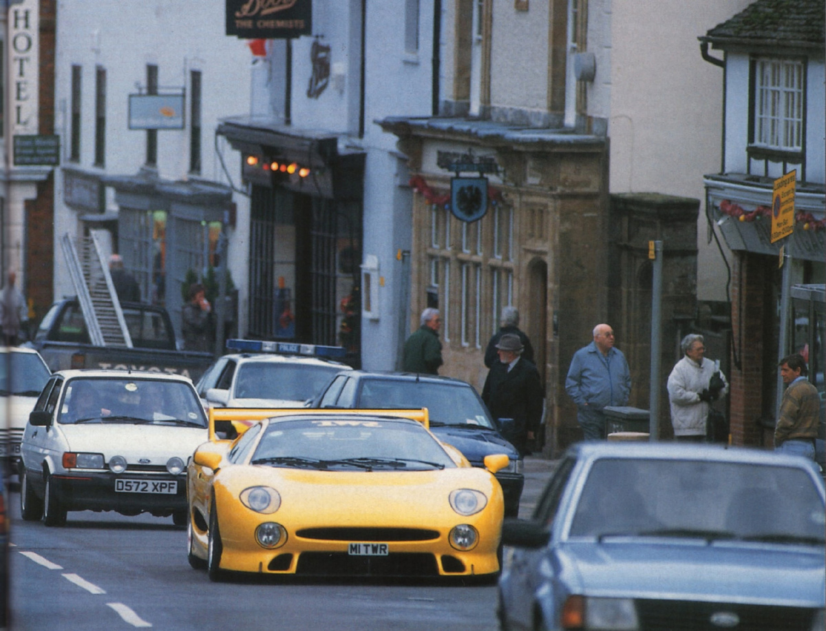 Jag от TWR, спроектированный для покорения прямой Мюльсанн, отлично смотрится и в более спокойных местах, вроде Хай-Стрит в Мидхёрсте.