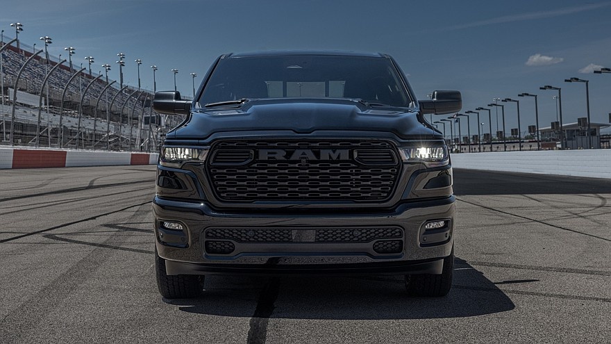    На фото: Ram 1500 2026 модельного года с Hemi V8