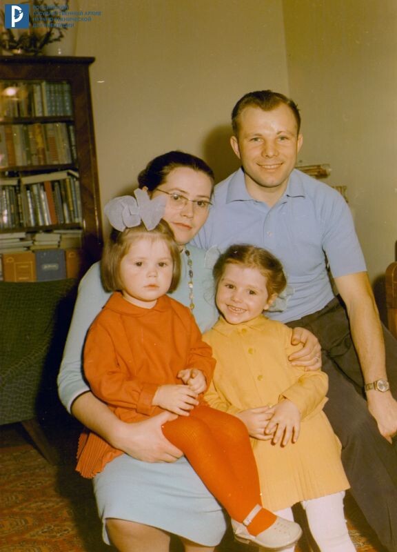 Летчик-космонавт СССР Юрий Гагарин с женой Валентиной и дочерьми Галей и Леной в домашней обстановке. Звездный городок, 17 апреля 1963 г. 