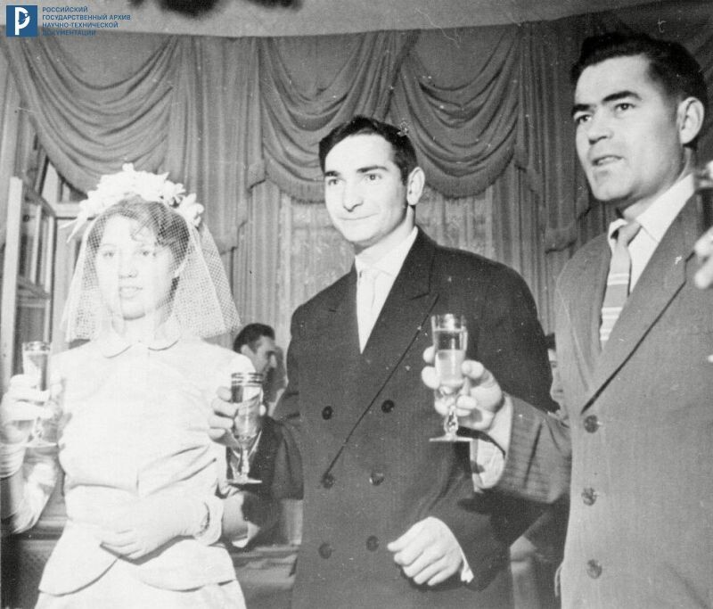 Космонавт Валерий Быковский с женой Валентиной во Дворце бракосочетания в Москве. Справа - космонавт Андриян Николаев. Москва, 1962 г.