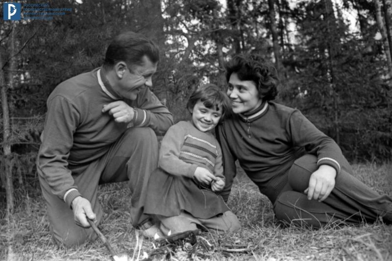Космонавт Павел Попович с женой Мариной и дочерью Наташей на отдыхе в лесу. 1962 г. 