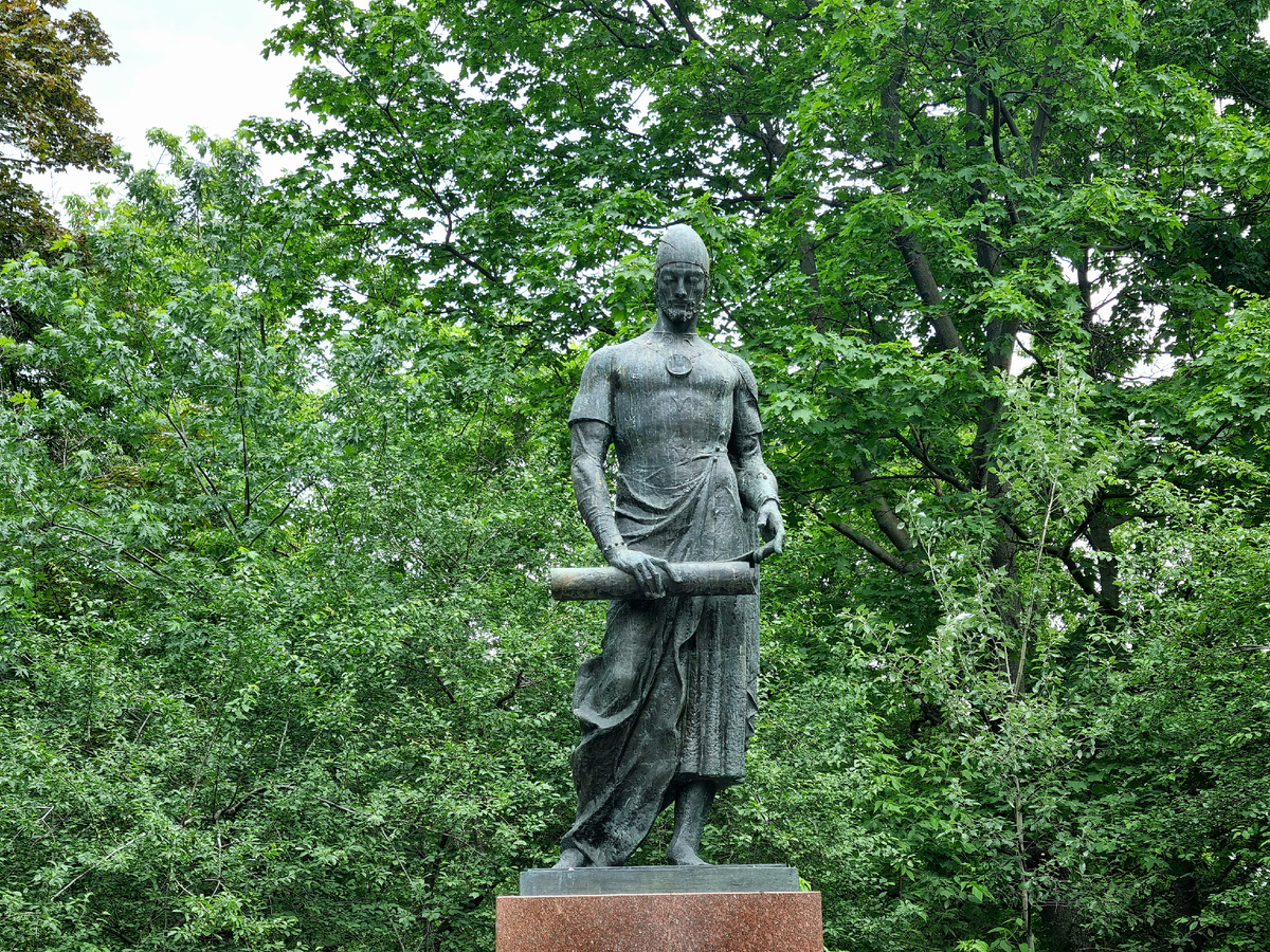 Памятник грузинскому поэту Шота Руставели. Фото автора статьи.