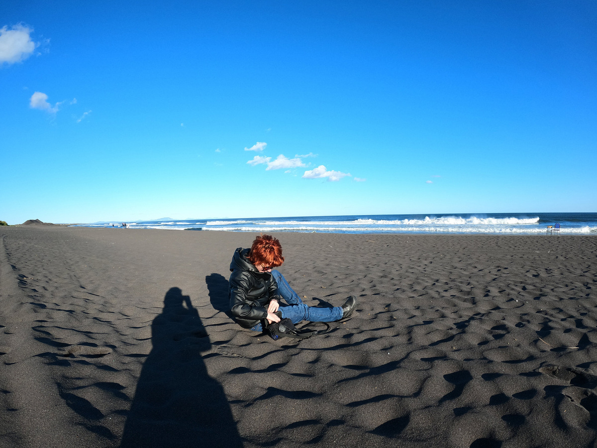 Здесь очень красиво: бирюзовый океан, чёрный песок, белые облака и великолепный вид на Корякский, Авачинский и Козельский вулканы. Фото: Маргарита Малинина
