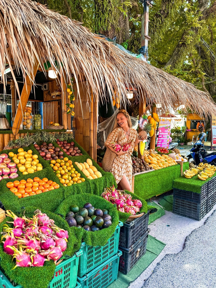 У нас в топе любимчиков манго, маракуйя, папайя и красный драгонфрут (питахайя). Единственный невкусный на наш взгляд фрукт – дуриан. Это самый вонючий фрукт в мире! Из-за его невыносимого запаха, иногда говорят, что есть дуриан - это как есть мороженое в туалете 😅