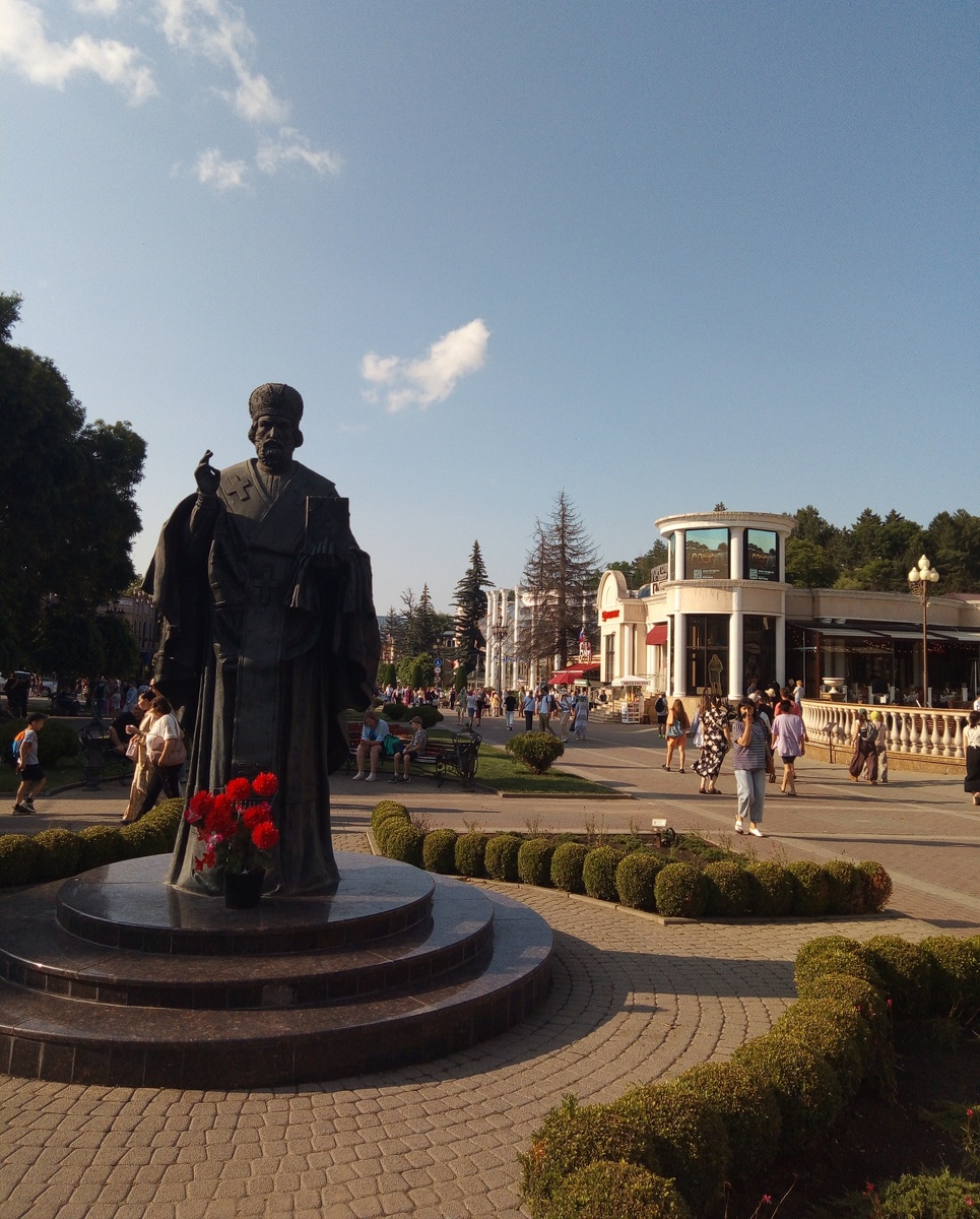 Курортный бульвар. Памятник Николаю Чудотворцу. 