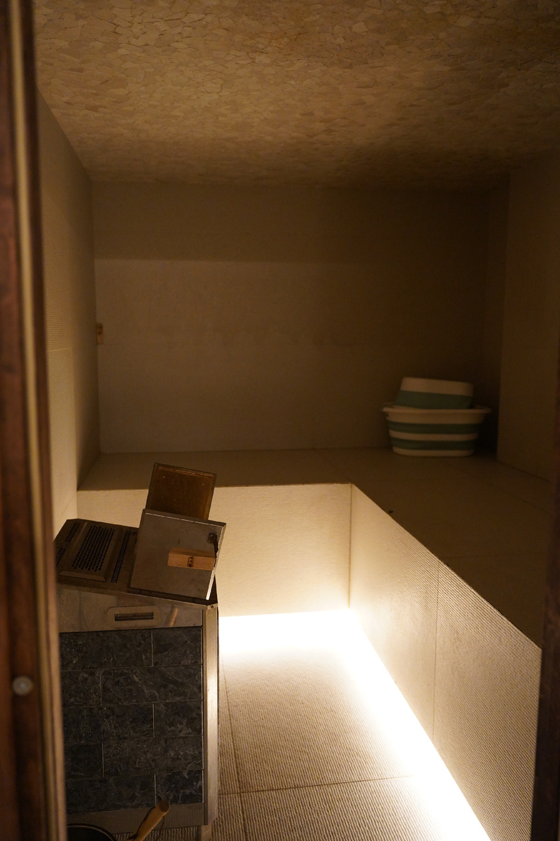 Печь в ПАРХАЙ управляется дистанционно, а Алиса сообщит гостям температуру в парной.