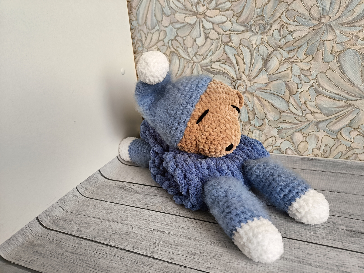 Фото автора. Вот так игрушку кладут на кровать с пижамой внутри игрушки.