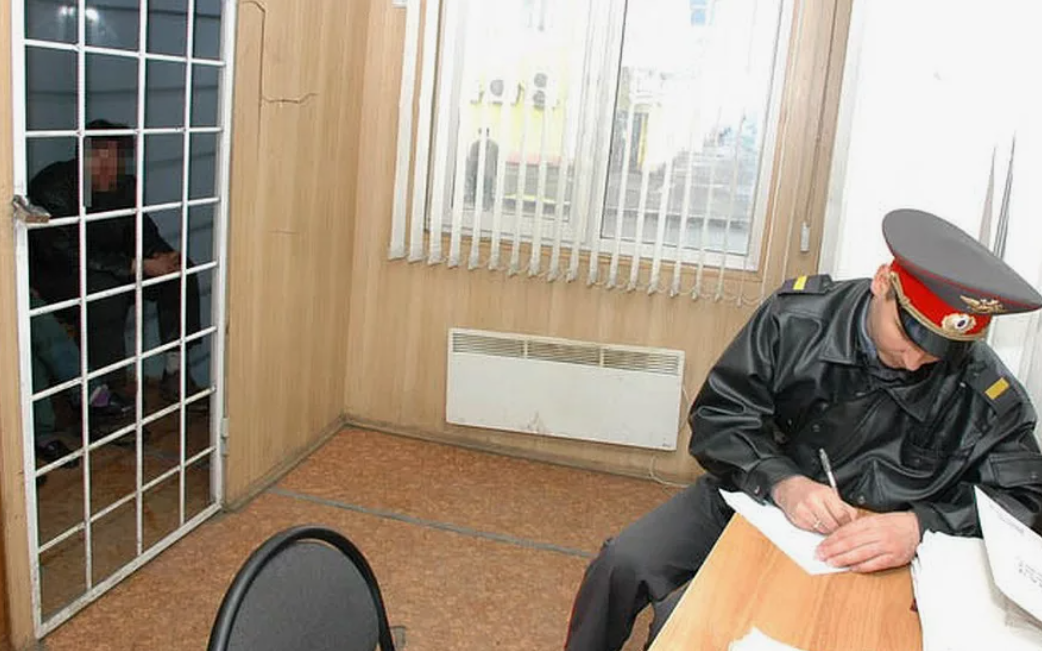 Место встречи - "обезьянник".  Фото:  vedtver.ru