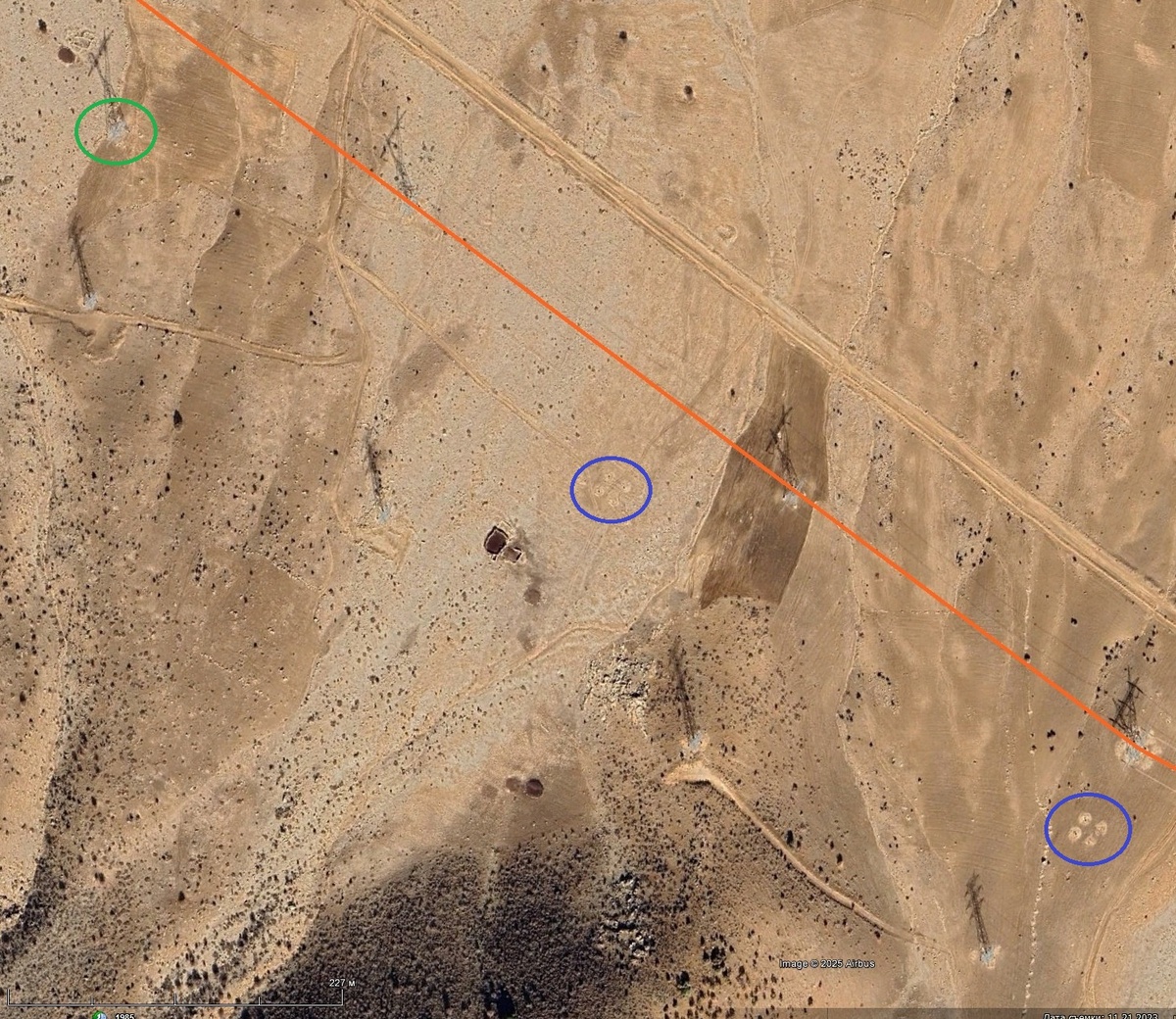 Пример долгостроя: параллельно ВЛ 400 кВ Чехельсотун – Лодреган (рыжая линия) в начале 2010-х годов начали строить ВЛ 400 кВ Лордеган – Фирузабад (зелёный кружок – установленная промежуточная опора, синие – вкопанные фундаменты), но что-то пошло не так