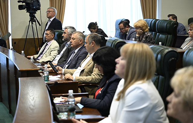 Игорь Руденя отчитался о работе правительства Тверской области перед депутатами