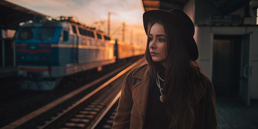 Вдруг к ней подошла цыганка и говорит: свадьбу ждешь? Не будет свадьбы, другая у него, - и исчезла, также внезапно, как и появилась